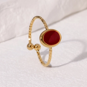 Anello vintage regolabile in oro con smalto rosso e finitura con trama martellata