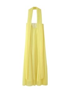 Détail de la robe longue en mousseline jaune clair avec licou et tissu fluide soyeux