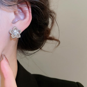Detailansicht von Silber-Blumenstecker mit zentraler Perle und kleinen Zirkonia-Steinen