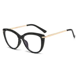 Occhiali cat-eye neri con montatura a trama e stanghette in metallo dorato su sfondo bianco