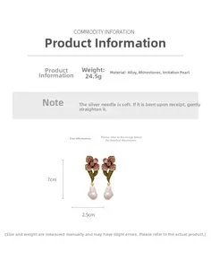 Détail de boucles d'oreilles fleur vintage avec strass roses et perles baroques