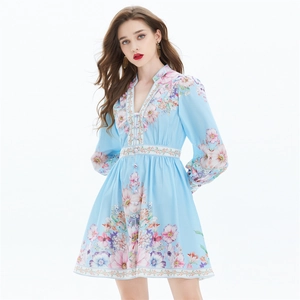 Robe en lin à fleurs avec manches bouffantes, col en V et taille cintrée bleu clair