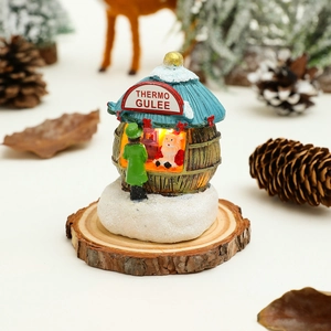 Vue détaillée d'une maison de Noël miniature en résine avec lumière et Père Noël