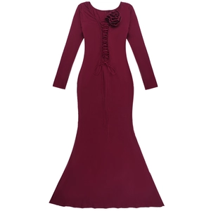 Détail d'une robe bordeaux à manches longues avec fleurs 3D et laçage au décolleté