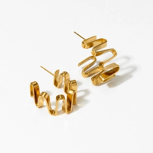 Unregelmäßige gewellte goldene Creolen mit Metallic-Finish für Damen im modernen Stil