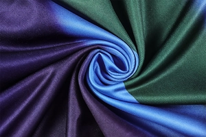 Macro de tissu sergé lisse montrant un éclat soyeux et un motif de blocs bleu et violet