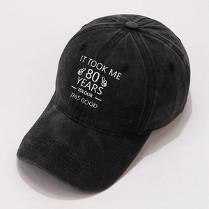 Détail de la casquette de baseball en coton noir délavé avec slogan d'anniversaire