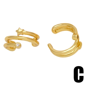 Goldenes mehrlagiges Earcuff-Set mit Sternanhängern und Zirkonstein auf weißem Grund