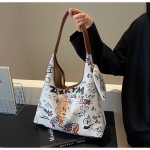 Détail du sac cabas blanc à motif graffiti d'ours avec petite pochette zippée assortie