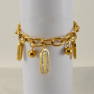 Détail d'un bracelet double couche en acier inoxydable plaqué or 18 carats et strass
