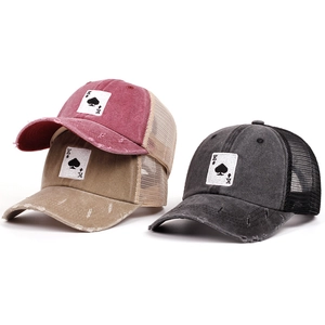 Trucker Caps mit Pik-König-Motiv in Burgund, Khaki und Grau aus gewaschener Baumwolle