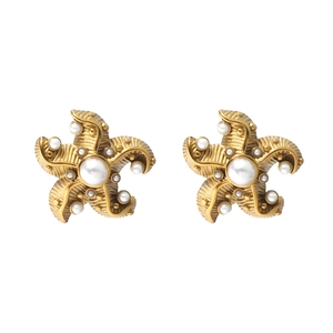 Minimalist 18k gold starfish stud earrings with white pearl inlay on white background