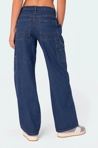 Détail du pantalon cargo en denim bleu foncé montrant les poches arrière et les surpiqûres