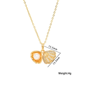 Gold shell pendant necklace with pearl and rhinestones, size 13.5mm and weight 4g