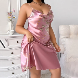 Nuisette satinée rose à fleurs avec col en V et texture soyeuse élégante pour femmes