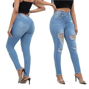Jeans skinny azzurri a vita alta con bottoni asimmetrici e dettagli strappati ed usurati