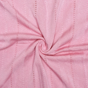Détail macro du tissu en maille rose avec rayures ajourées pour robe d'été