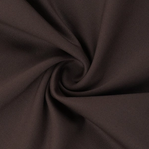 Vue macro du tissu marron foncé montrant le tissage fin et le drapé soyeux du vêtement