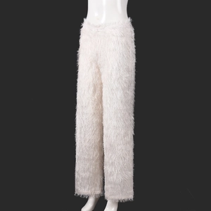 Gros plan sur la texture en fausse fourrure blanche d'un pantalon court extensible femme