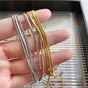 Collier minimaliste en acier titane doré et argenté avec maille serpent style pull