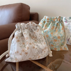 Détail du sac de rangement en coton doux avec motif floral et illustration de lapin