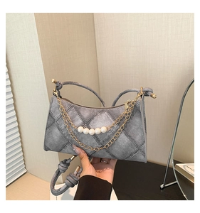 Détail du sac croissant en jean gris foncé avec coutures losanges et chaîne dorée perle