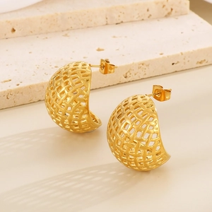 Goldene gewebte Mesh-Kuppelohrringe aus Edelstahl mit minimalistischem Halbkugel-Design