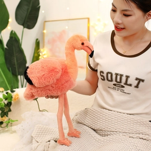 Peluche flamant rose tenue par une femme dans une ambiance de maison chaleureuse