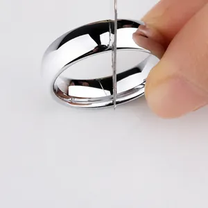 Gros plan d'une bague en acier inoxydable de 8 mm testant la résistance aux rayures