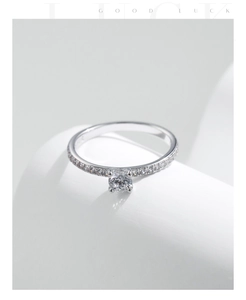 Detailaufnahme eines Verlobungsrings aus S925 Silber mit Moissanit und Diamantbesatz