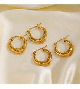 Détail de boucles d'oreilles plaquées or 18K avec motifs texturés en C et style bambou