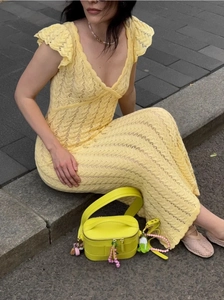 Élégante robe longue en maille jaune vif à col en V et manches volantées sur mannequin