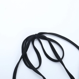 Gros plan détaillé des attaches de cou et du tissu en maille de la robe noire