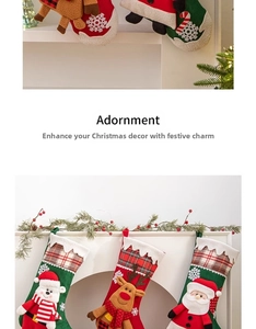 Vue détaillée de trois chaussettes de Noël avec Père Noël, renne et ours sur une cheminée