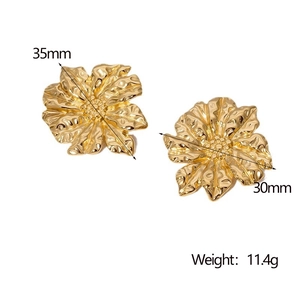 Detailed view of gold flower earrings showing 30mm and 35mm sizes with weight specs