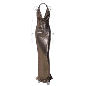Détail de la robe longue dos nu dorée métallisée avec décolleté en V et plis