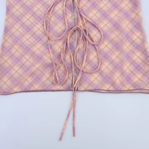 Détail du tissu en maille à carreaux violet et jaune avec cordon de serrage