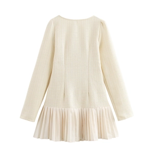 Robe élégante en tweed blanc cassé à manches longues avec col carré et ourlet plissé