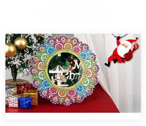 Dettaglio macro dello specchio Mandala con strass colorati e decorazione festiva fai-da-te