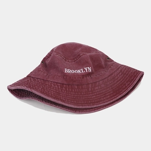 Bob vintage bordeaux avec broderie Brooklyn blanche et œillets métalliques