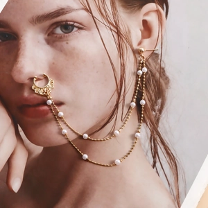 Anneau de nez ethnique avec chaîne et boucles d'oreilles orné de perles blanches