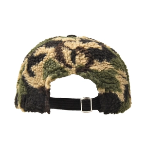 Achteraanzicht van camouflage sherpa baseballpet met verstelbare corduroy band en metalen gesp.