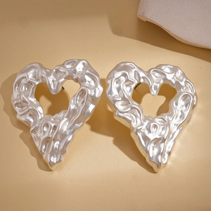 Orecchini a perno a cuore irregolari in argento con texture a pieghe moda