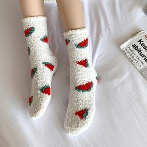Gros plan de chaussettes d'hiver épaisses en polaire corail aux motifs de pastèque