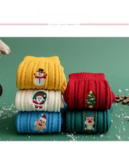 Détails de chaussettes de Noël en tricot épais avec motifs de broderie festifs