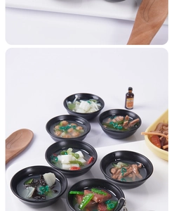 Vue de dessus de bols miniatures de soupe miso et bœuf japonaise pour porte-clés
