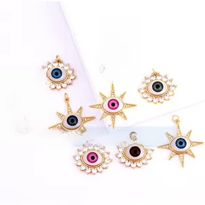 Flache Detailaufnahme von Evil-Eye-Anhängern mit Zirkonia in mehreren Farben