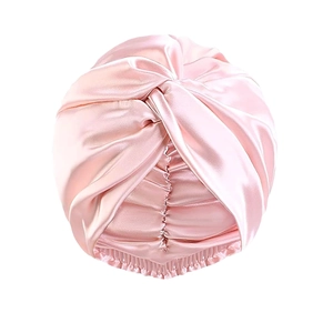 Cuffia da notte in raso rosa con design a nodo intrecciato e finitura setosa