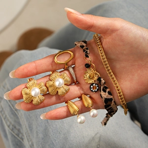 Goldene Blumen-Perlenohrringe mit Quastenanhängern, Ringen und einem Gliederkettenarmband