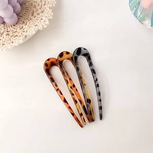 Chic leopard print and tortoiseshell resin U-shaped hair pins for minimalist hairstyling